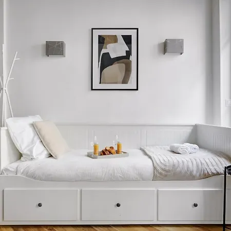 Joyful Ivy - Cozy In Apartment
